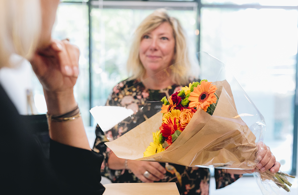 Concierge livre un bouquet de fleurs à un manager